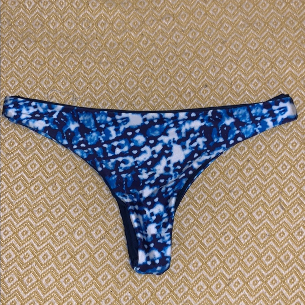 Bikini - Picture 3 of 3